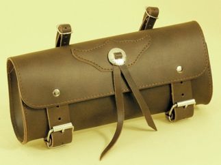 Standard-Werkzeugrollen aus braunem Leder. Breite 29 cm.
